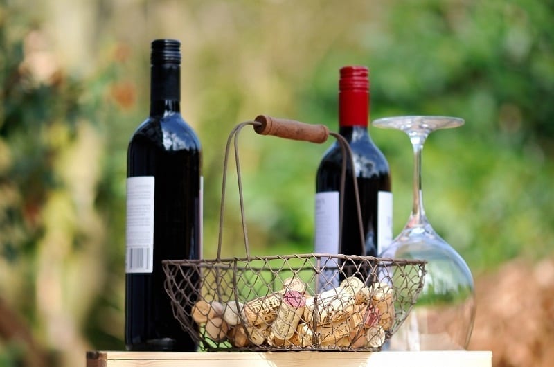 Il tappo in una bottiglia di vino quanto influisce? - Food Hub Media