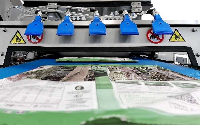 Passaggio sotto il rullo dei prodotti